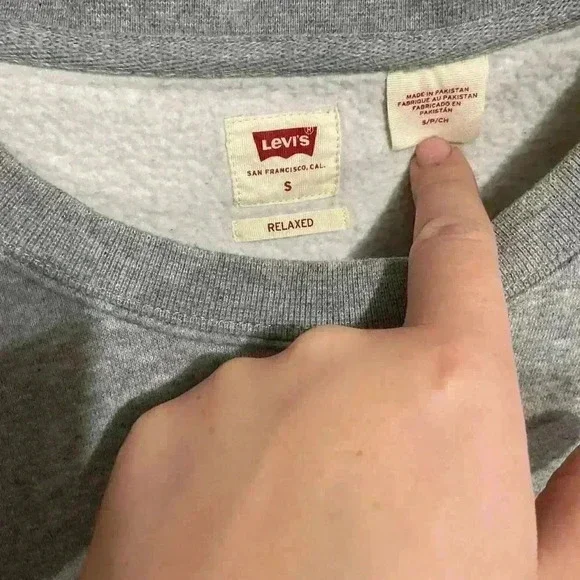 Levi’s Relaxed Crewneck gray sweater Size Small - Picture 2 of 5